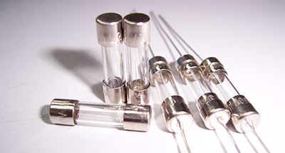 保险丝使用什么设备进行检测？